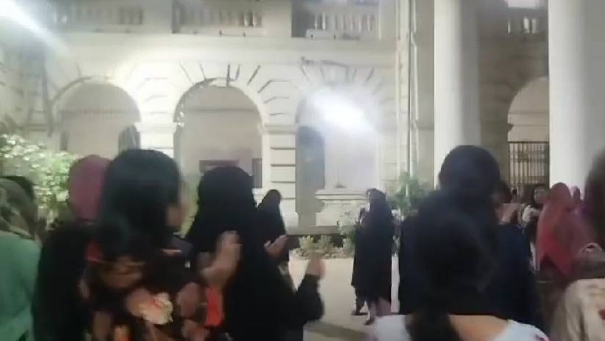 জগন্নাথ বিশ্ববিদ্যালয়ে মধ্যরাতে ছাত্রীদের বিক্ষোভ